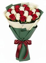 Букет Микс из красных и белых роз в Плотниково