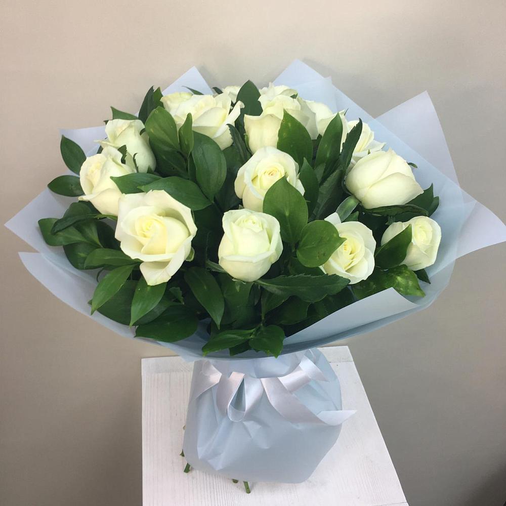 Букет 15 Белых роз Проуд в Плотниково