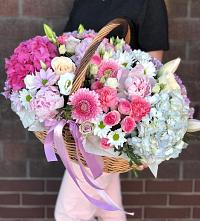 Композиция солнечный день в Плотниково Цветочная композиция из Розы, Хризантемы, Пионы и Лизиантусы в корзине в Плотниково