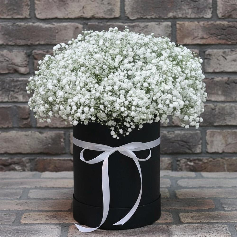 Цветочная композиция из Гипсофила в шляпной коробке в Плотниково