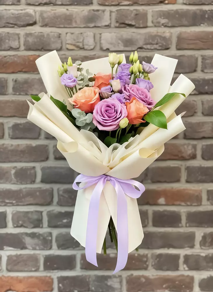 Букет цветов из: Лизиантусы и Розы в Плотниково