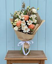 Букет цветов из:  Альстромерии, Лизиантусы, Розы и Хризантемы в Плотниково