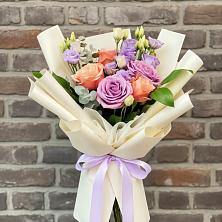 Букет цветов из:  Лизиантусы и Розы в Плотниково