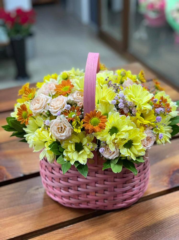 Цветочная композиция из Хризантемы и Розы в корзине в Плотниково