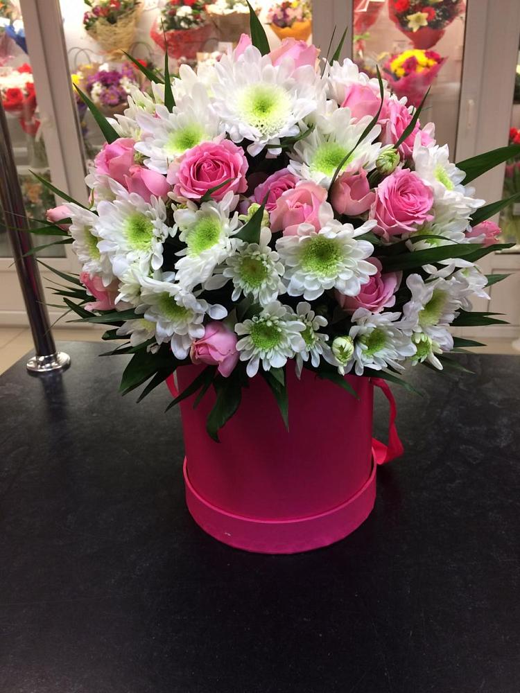 Цветочная композиция из Розы и Хризантемы в шляпной коробке в Плотниково