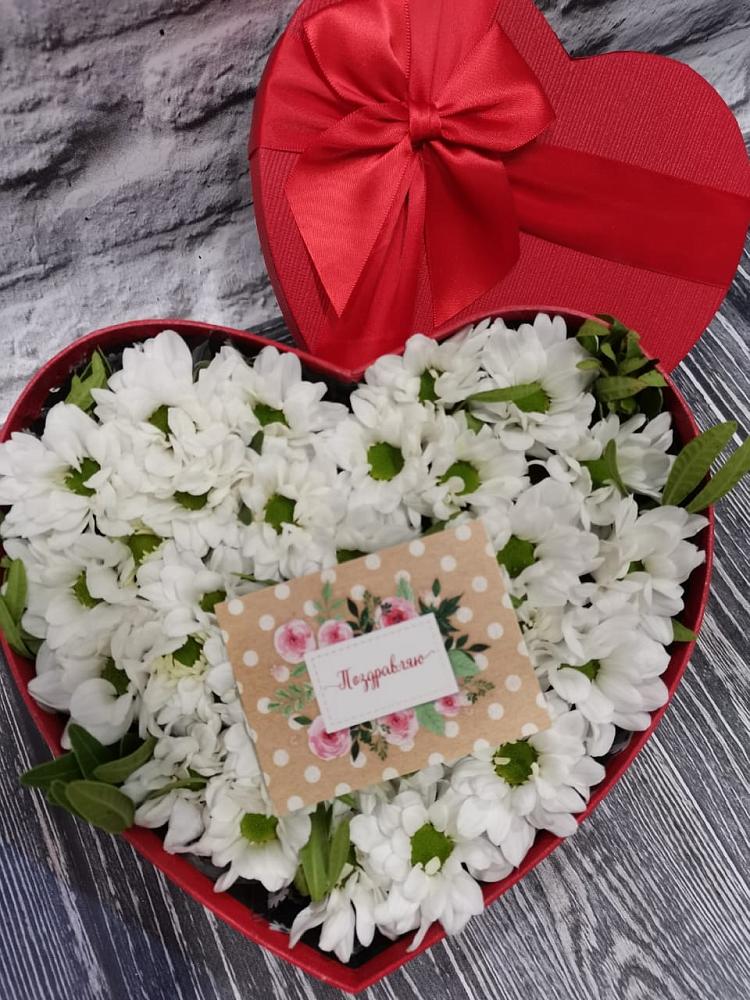 Цветочная композиция из Хризантемы в виде сердца в Плотниково