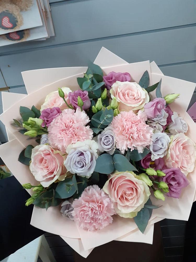 Букет цветов из: Розы, Гвоздики и Лизиантусы в Плотниково