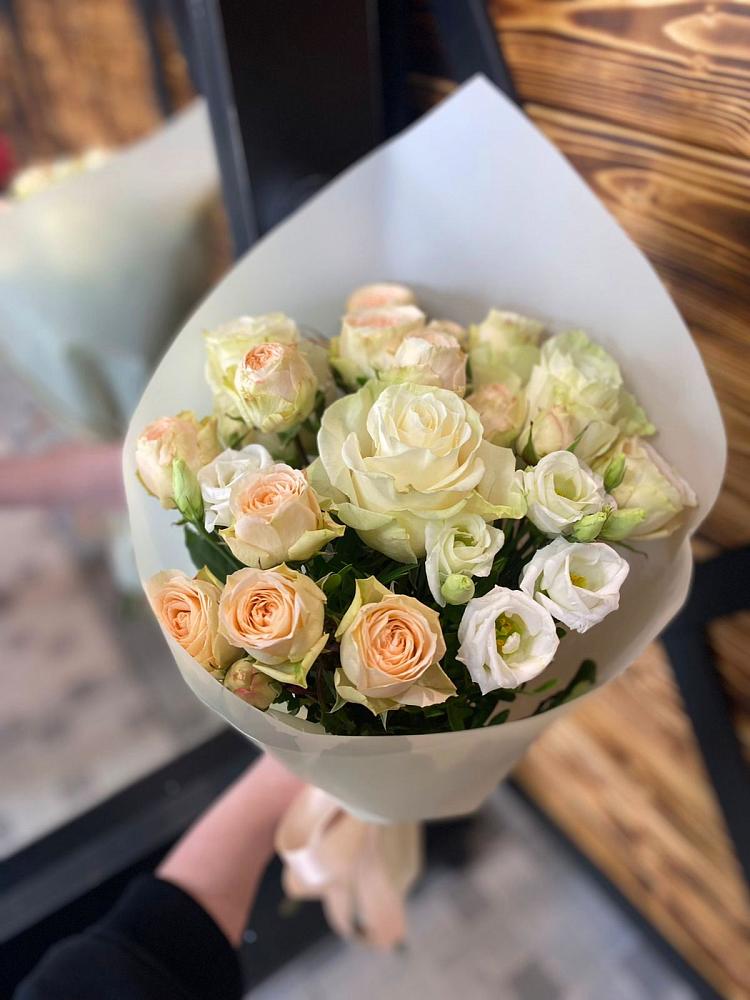 Букет цветов из: Розы и Лизиантусы в Плотниково